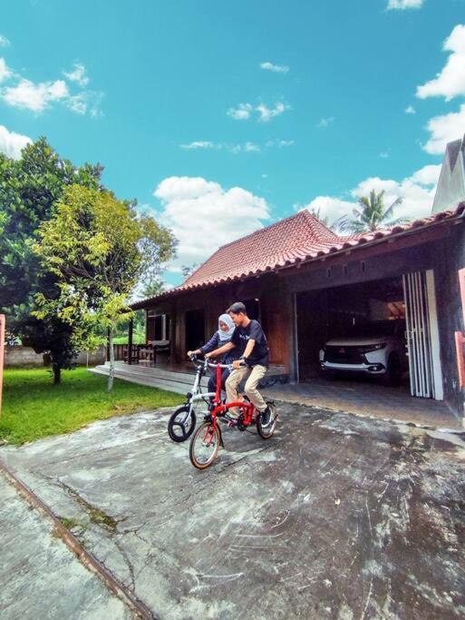 Villa Ndalem Arsita à Yogyakarta Extérieur photo